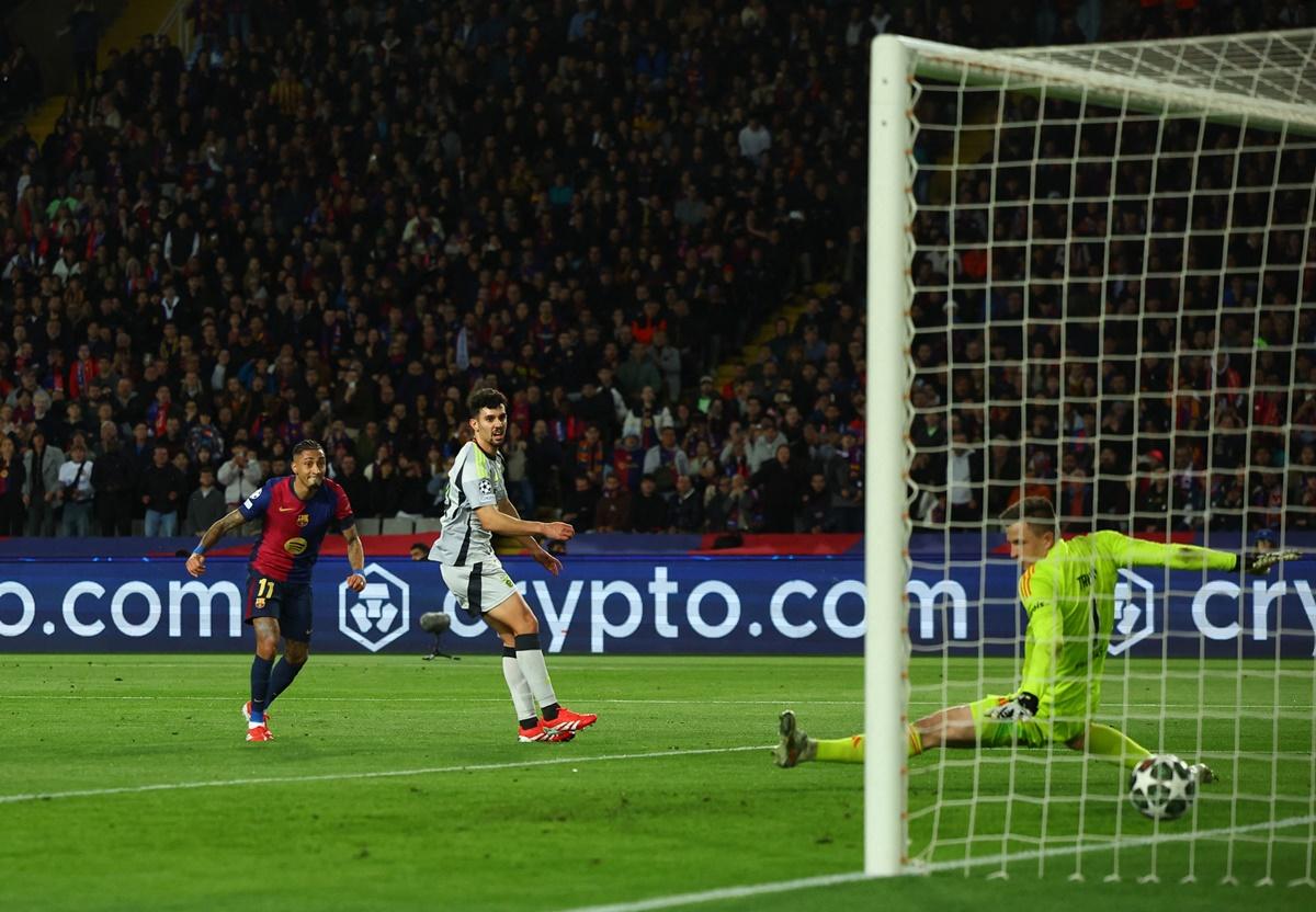 Raphinha scores Barcelona's third goal.