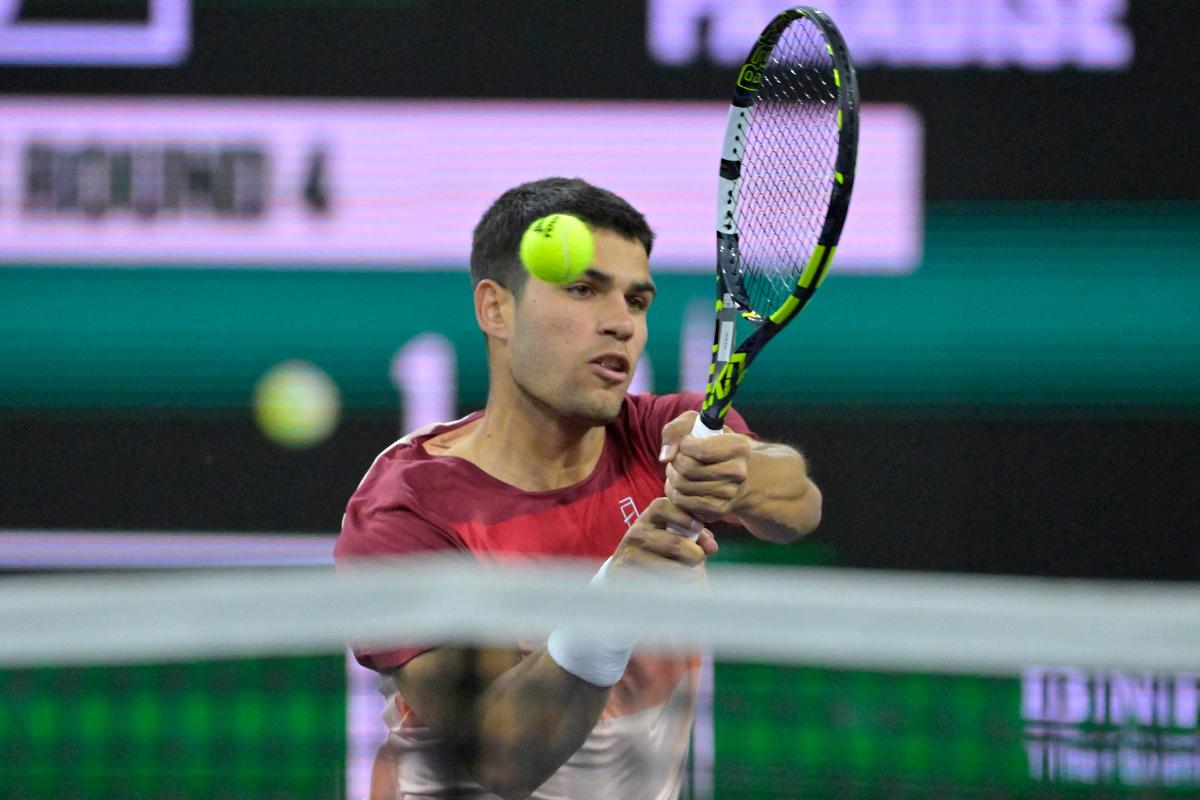 Spain's Carlos Alcaraz returns during his win over Grigor Dimitrov (not pictured) in his fourth round match of the BNP Paribas Open at the Indian Well Tennis Garden