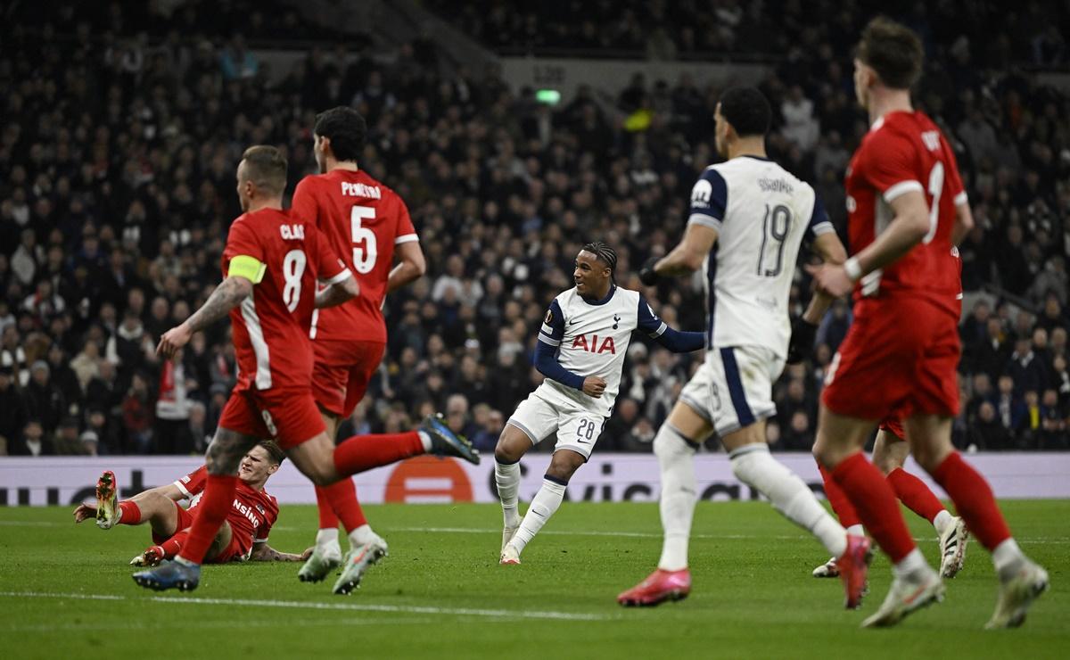 Wilson Odobert puts Tottenham Hotspur ahead in the match against AZ Alkmaar at Tottenham Hotspur Stadium, London.