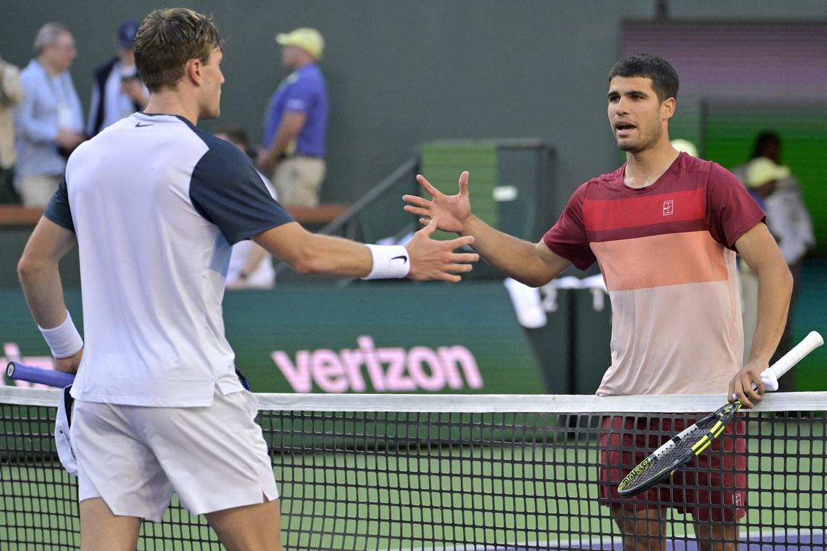 Carlos Alcaraz congratulates Jack Draper after the match.