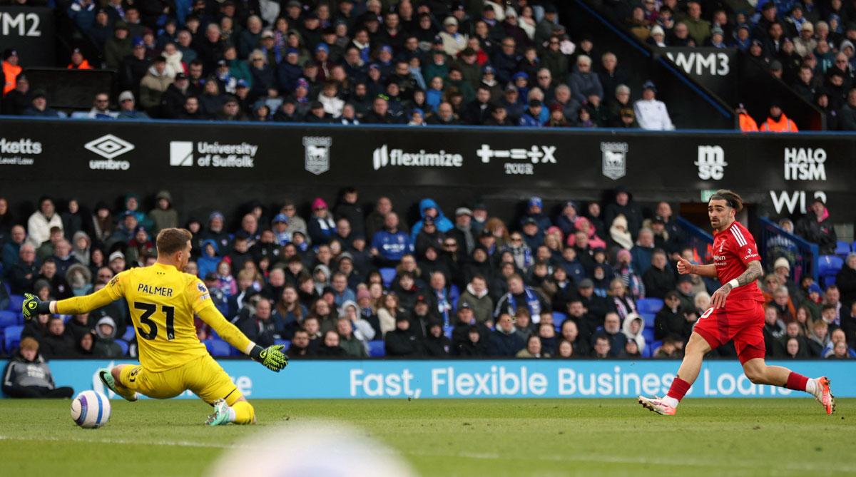 Nottingham Forest's Jota Silva scores their fourth goal