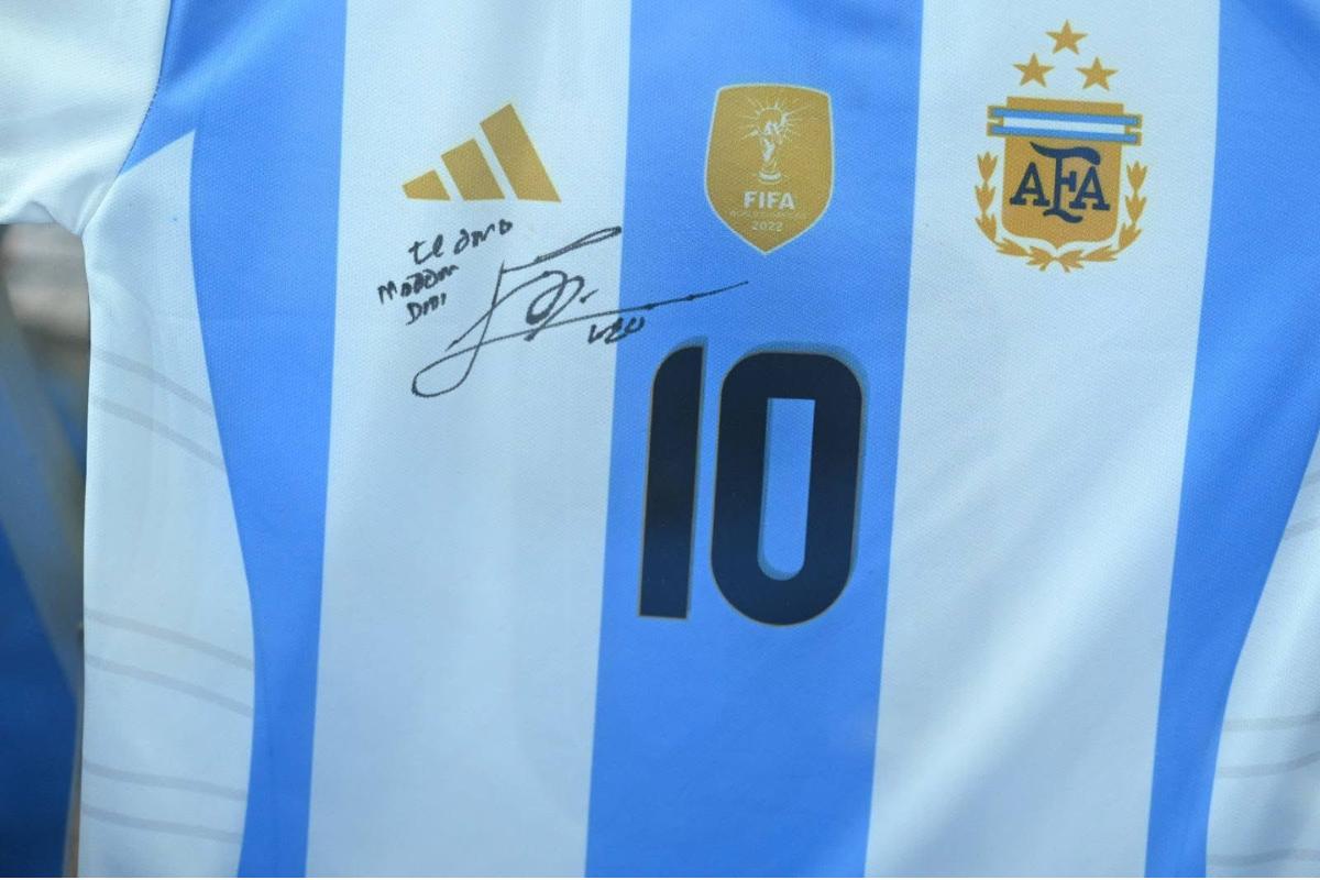 Mamata Banerjee received a signed jersey from Lionel Messi