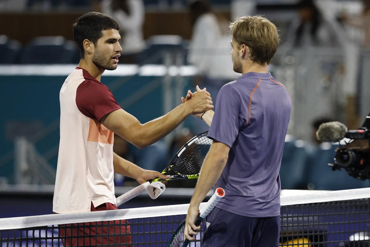 David Goffin is congratulated by Carlos Alcaraz after the match.