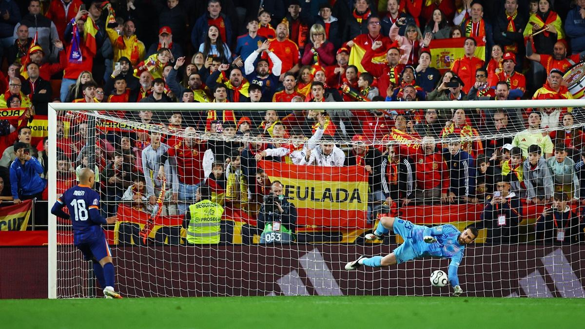 Spain's goalkeeper Unai Simon saves Donyell Malen's kick during the penalty shoot-out.