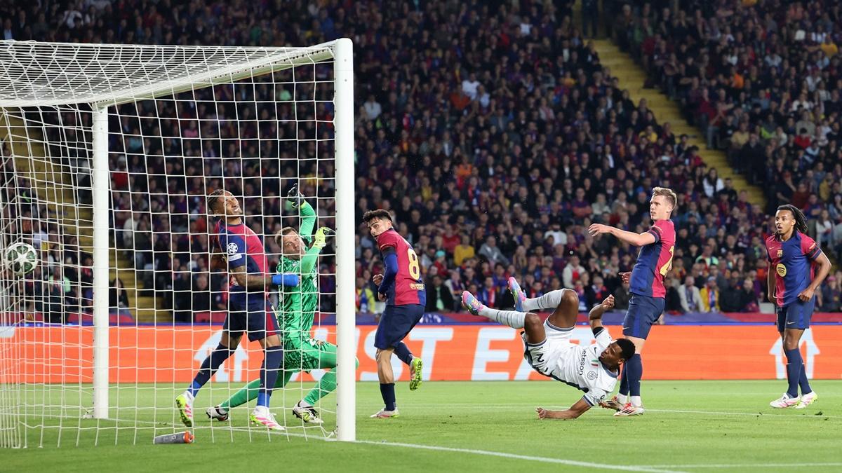 Denzel Dumfries scores Inter Milan's second goal.