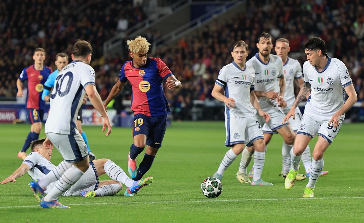 Inter Milan's players watch helplessly as Lamine Yamal dribbles his way down the middle.