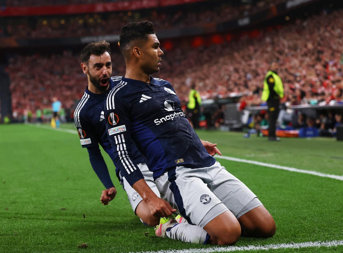 Casemiro celebrates scoring Manchester United's first goal with Bruno Fernandes.