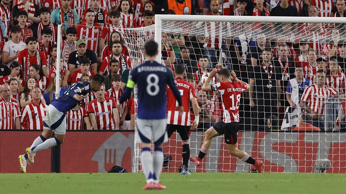 Casemiro puts Manchester United ahead in the match with a header.