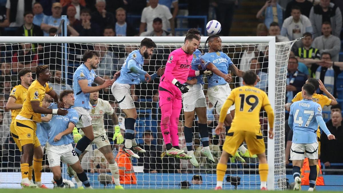 Wolverhampton Wanderers goalkeeper Jose Sa in action with Manchester City's Manuel Akanji and Josko Gvardiol.