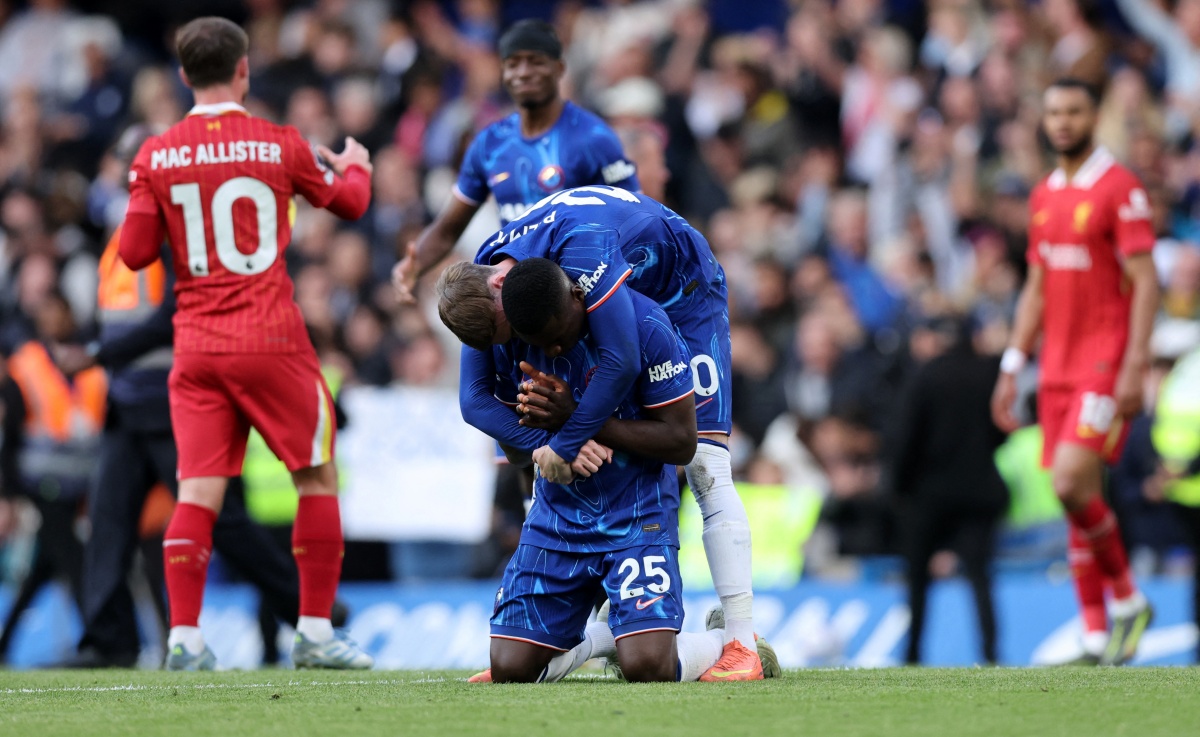 Chelsea's Moises Caicedo and Cole Palmer celebrate after the match 