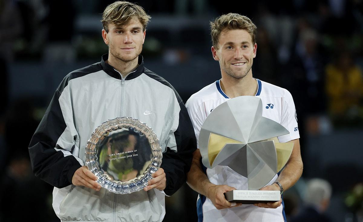 Casper Ruud poses with the trophy alongside runner-up Jack Draper.