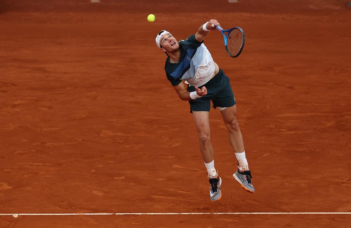 Jack Draper serves