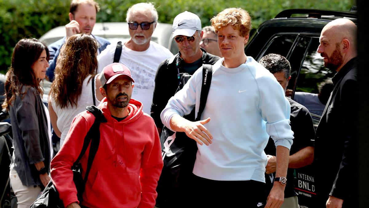 Jannik Sinner arrives with his coach Simone Vagnozzi