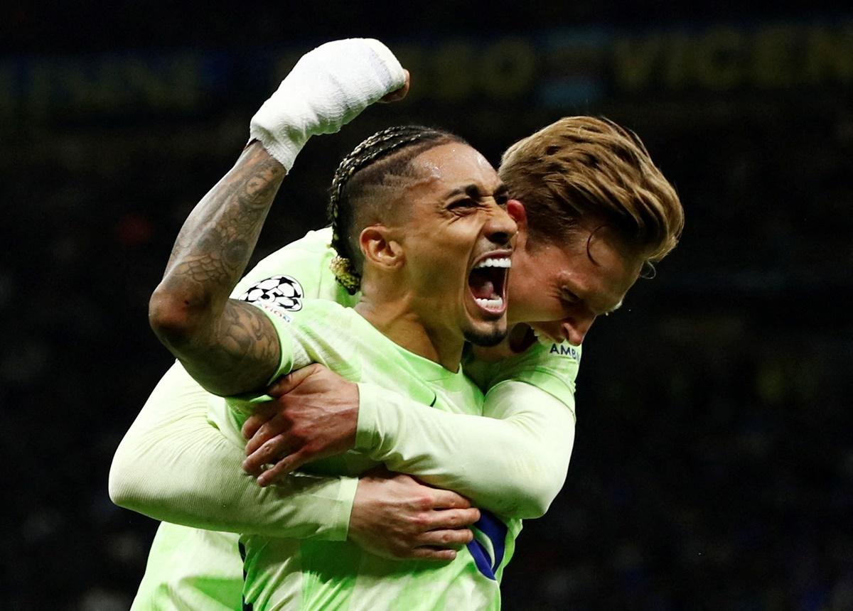 Raphinha celebrates with Frenkie de Jong after scoring Barcelona's third goal in added time to take the match into extra-time.