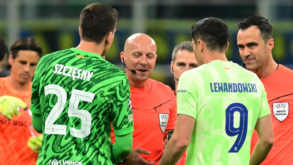 Barcelona's Wojciech Szczesny and Robert Lewandowski remonstrate with referee Szymon Marciniak during the Champions League semi-final second leg against Inter Milan at San Siro, Milan, Italy, on Tuesday.