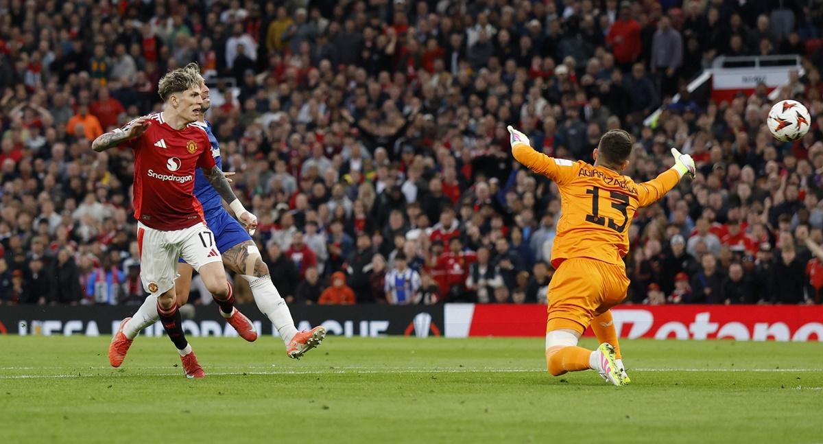 Alejandro Garnacho sends the ball over the crossbar with only Athletic Bilbao goalkeeper Julen Agirrezabala to beat.