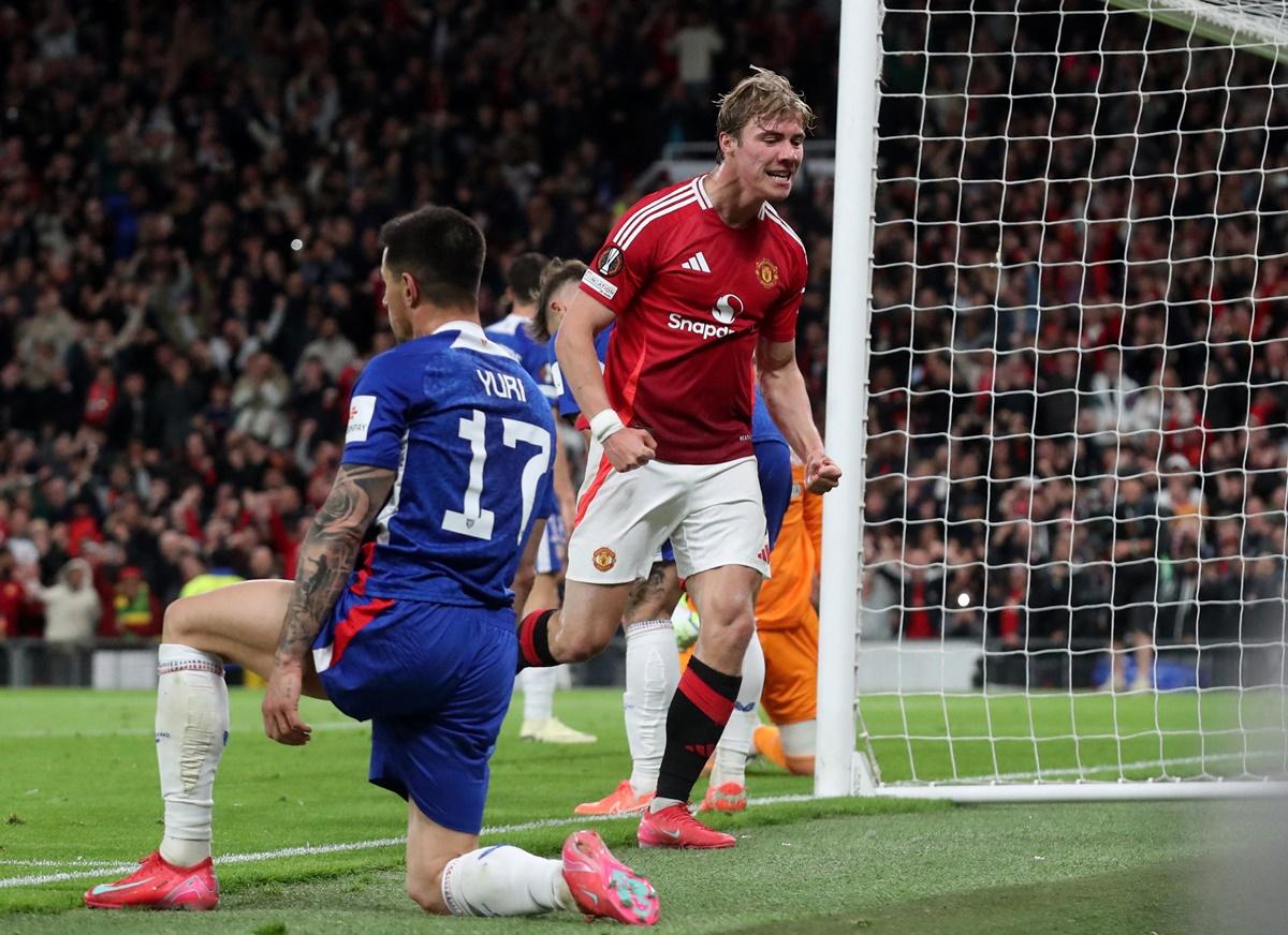 Rasmus Hojlund celebrates scoring Manchester United's third goal.