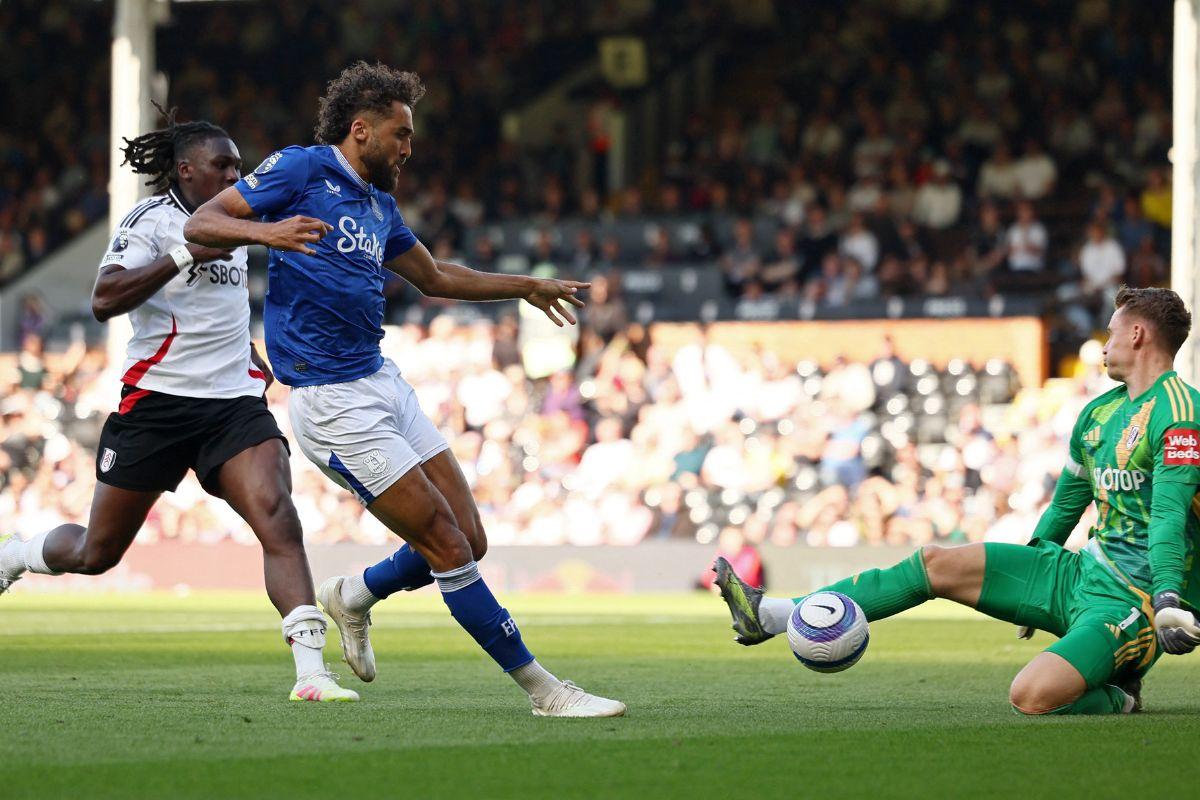 Everton's Dominic Calvert-Lewin shoots at goal