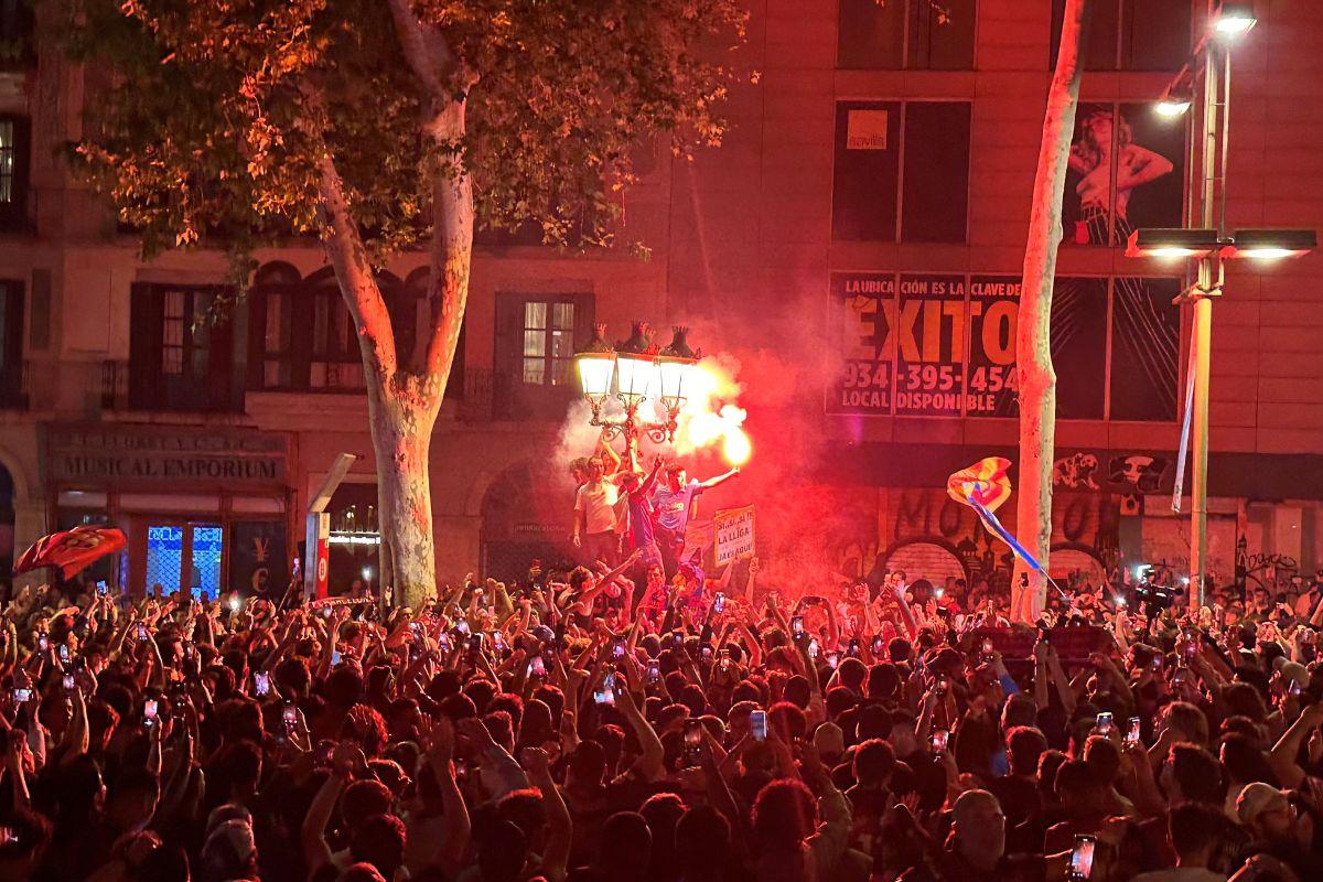 FC Barcelona fans celebrate at Las Ramblas after winning LaLiga