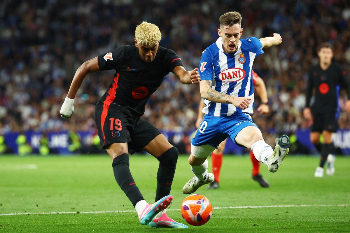 FC Barcelona's Lamine Yamal in action with Espanyol's Pol Lozano