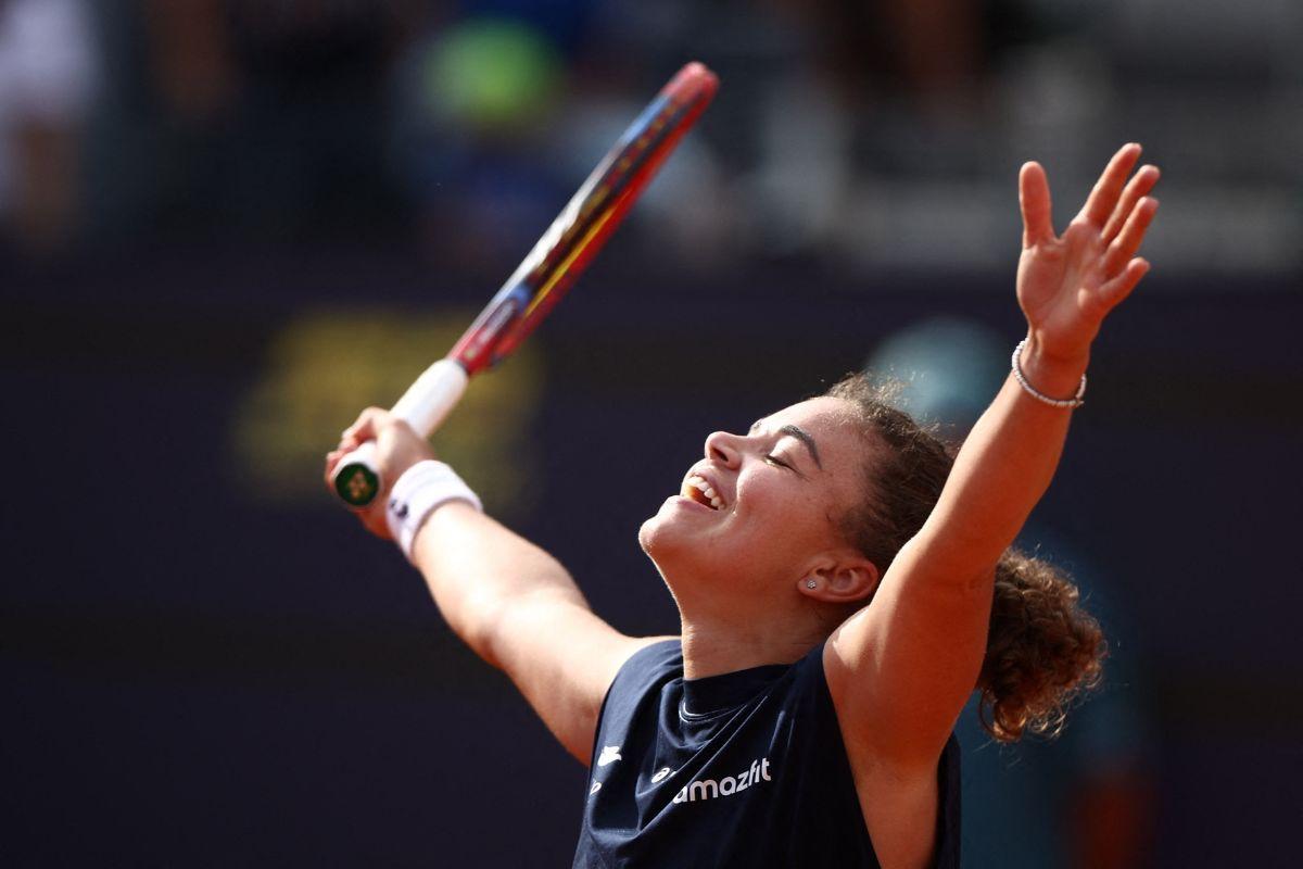 Italy's Jasmine Paolini celebrates after winning her semi final match against Peyton Stearns of the USA