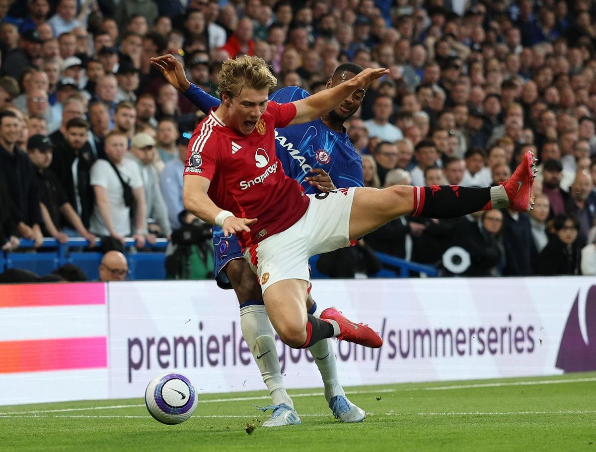 Manchester United's Rasmus Hojlund is fouled by Chelsea's Tosin Adarabioyo.