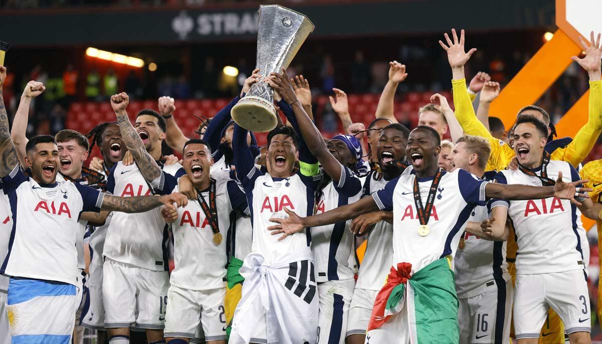 Tottenham Hotspur's players celebrate