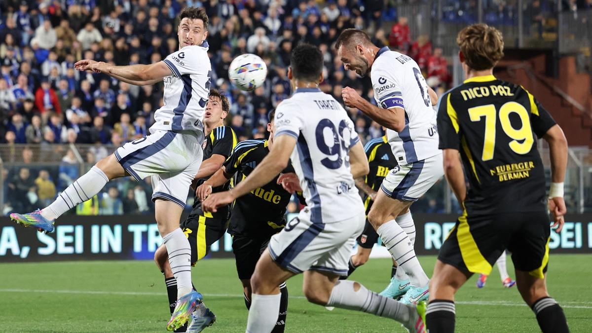 Stefan de Vrij scores Inter Milan's first goal against Como at Stadio Giuseppe Sinigaglia, Como.
