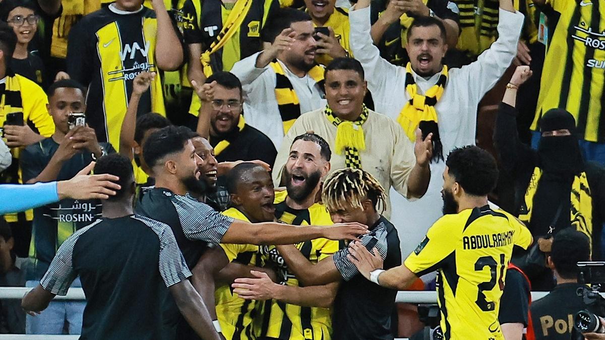  Karim Benzema celebrates scoring Al Ittihad's third goal with teammates