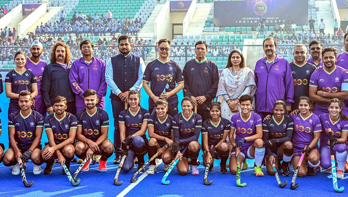 Union Minister Mansukh Mandaviya with Union Minister of Parliamentary Affairs Kiren Rijiju, MoS Raksha Khadse and others in a group picture with hockey players