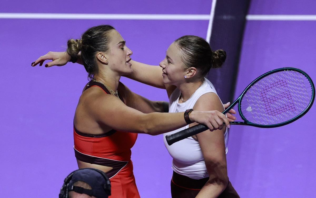 Aryna Sabalenka and Amanda Anisimova embrace after their semi-final.