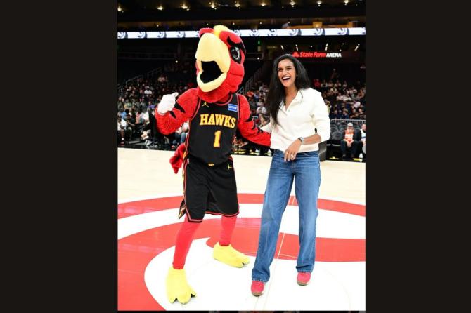 Harry the Hawk, Atlanta Hawks' mascot with PV Sindhu