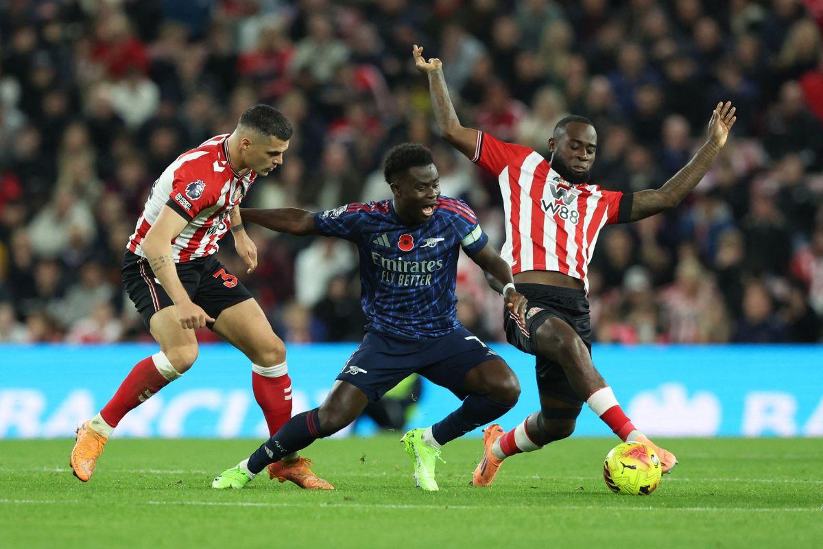 Arsenal's Bukayo Saka in action with Sunderland's Granit Xhaka and Lutsharel Geertruida