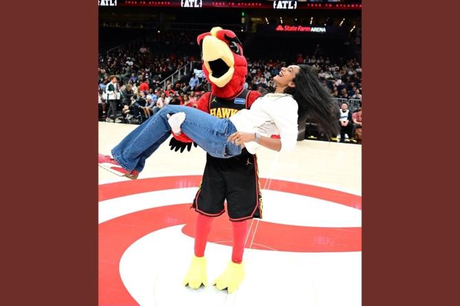 Harry the Hawk, Atlanta Hawks' mascot lifts PV Sindhu