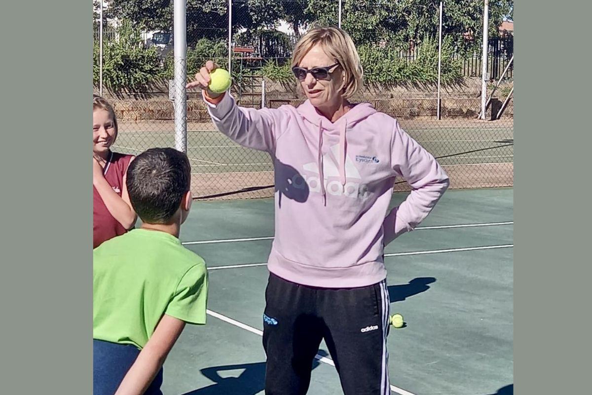 Hand-eye-specialist Dr. Sherylle Calder will be working with us in December in Cape Town,