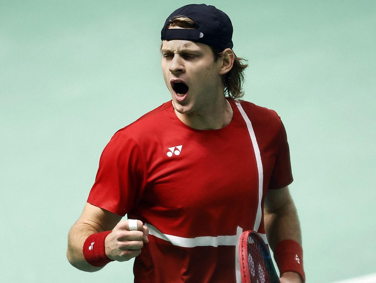 Zizou Bergs celebrates winning the second set.