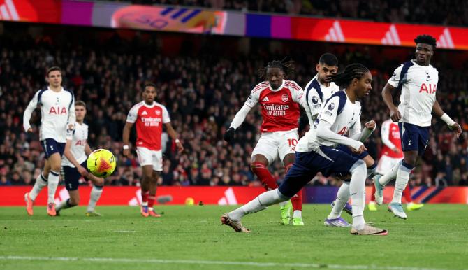 Eberechi Eze scores Arsenal's third goal Eberechi Eze scores Arsenal's third goal