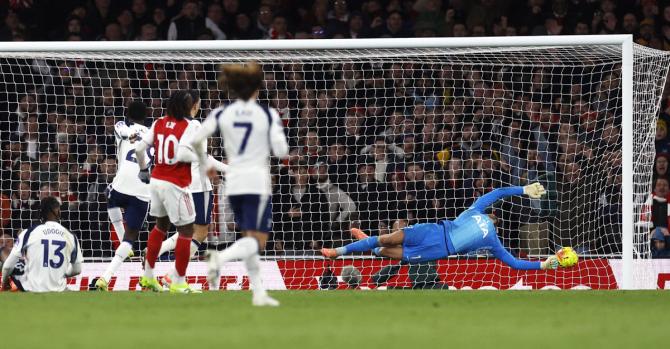 Eberechi Eze scores Arsenal's fourth goal Eberechi Eze scores Arsenal's fourth goal