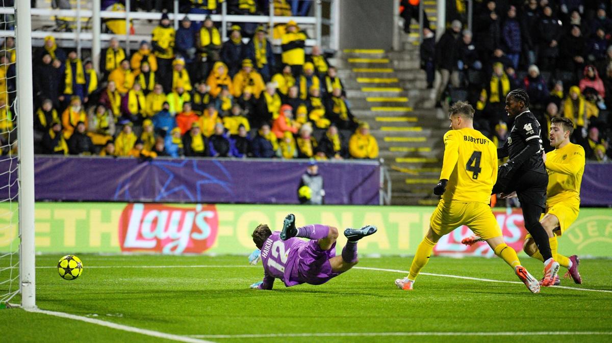 Jonathan David scores Juventus's third goal against odo/Glimt at Aspmyra Stadion, Bodo, Norway.