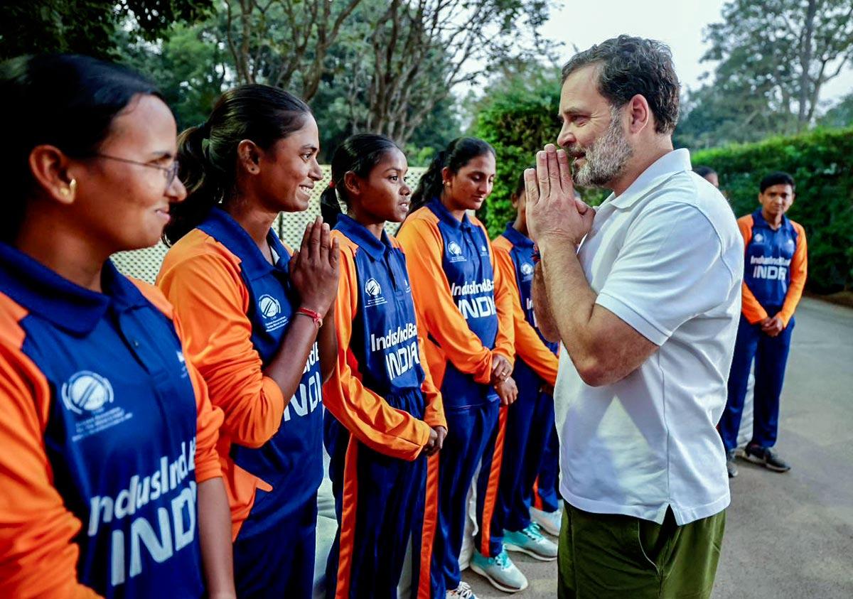 Rahul Gandhi with India blind women's team Rahul Gandhi with India blind women's team