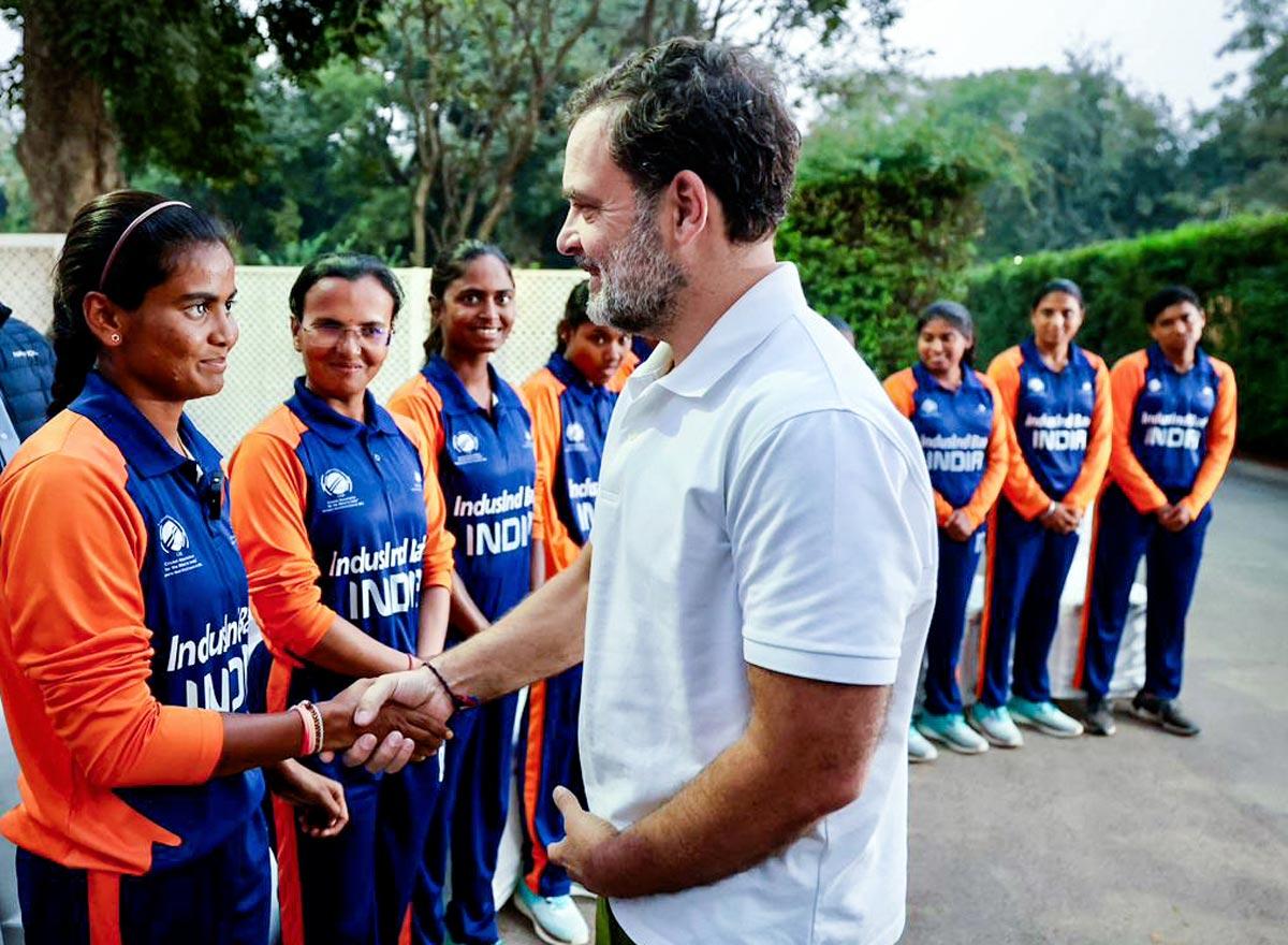 Rahul Gandhi with India blind women's team Rahul Gandhi with India blind women's team