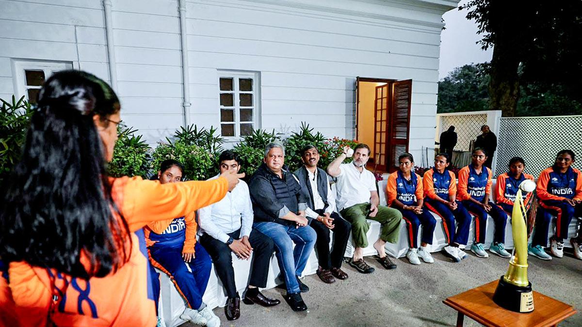 Rahul Gandhi with India blind women's team Rahul Gandhi with India blind women's team