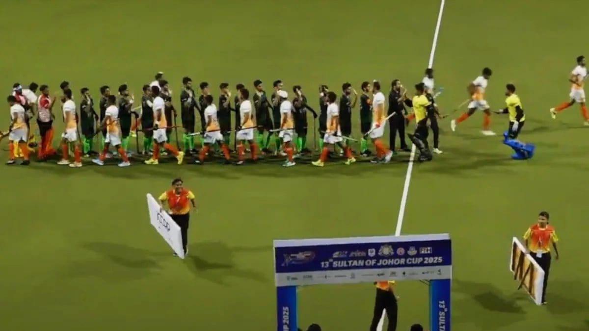 India-Pakistan Hockey Players Exchange High-Fives!