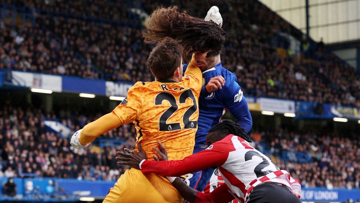 Sunderland's Robin Roefs in action with Chelsea's Marc Cucurella