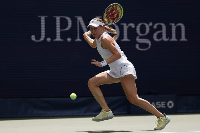 Ekaterina Alexandrova hits a forehand against Iga Swiatek.