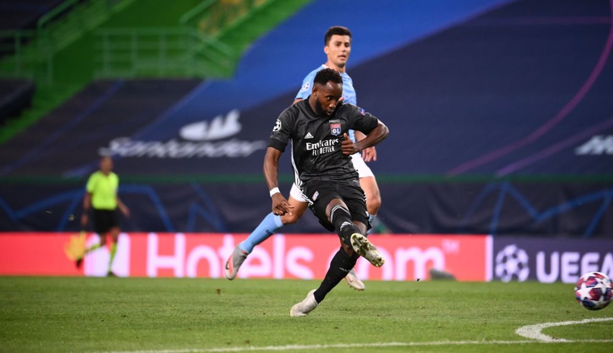 Moussa Dembele  scores Olympique Lyon's second goal